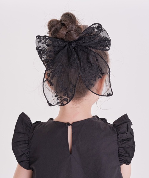 Rora(ローラ)の「ケイティ 総レース 立体リボン ヘアゴム (2color) 花柄 白 黒 フォーマル カジュアル 【ママとお揃い】(ヘアゴム・キッズ・ホワイト/ブラック・FREE)」の4枚目の写真