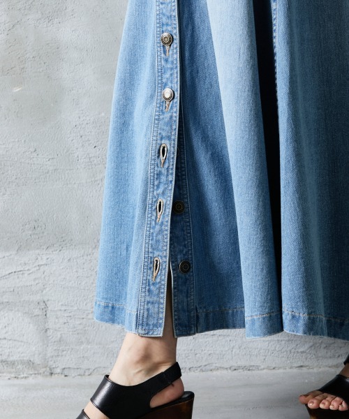 ROSE FAN FAN（ローズファンファン）の「大きいサイズ 綿100％フロントボタンデニムロングスカート ローズファンファン（デニムスカート・レディース・ネイビー系/ブルー系・3L/L/4L/LL）」の3枚目の写真