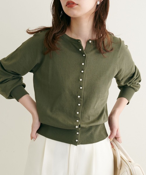 natural couture(ナチュラルクチュール)の「WEB限定カラーあり/2022AWアイテム/ちびちびパール釦2WAYカーディガン(カーディガン/ボレロ・レディース・ブラック/ベージュ/ネイビー/オフホワイト/カーキ/ピンク・FREE)」の4枚目の写真