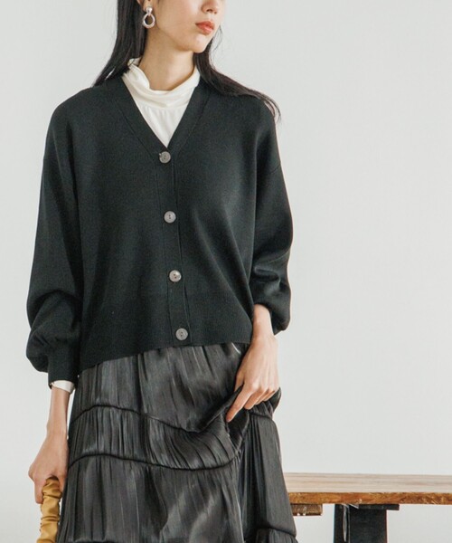 OPAQUE.CLIP（オペークドットクリップ）の「◆シルキーウールMIX Vネックカーディガン【WEB限定カラー】（カーディガン/ボレロ・レディース・ブラック/オフホワイト/ブルー/ダークオレンジ/ダークブラウン/イエロー/ベージュ系8・38/40/36）」の9枚目の写真