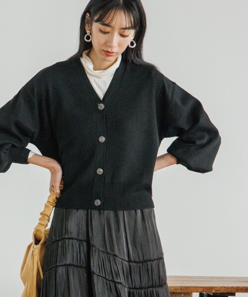 OPAQUE.CLIP（オペークドットクリップ）の「◆シルキーウールMIX Vネックカーディガン【WEB限定カラー】（カーディガン/ボレロ・レディース・ブラック/オフホワイト/ブルー/ダークオレンジ/ダークブラウン/イエロー/ベージュ系8・38/40/36）」の10枚目の写真