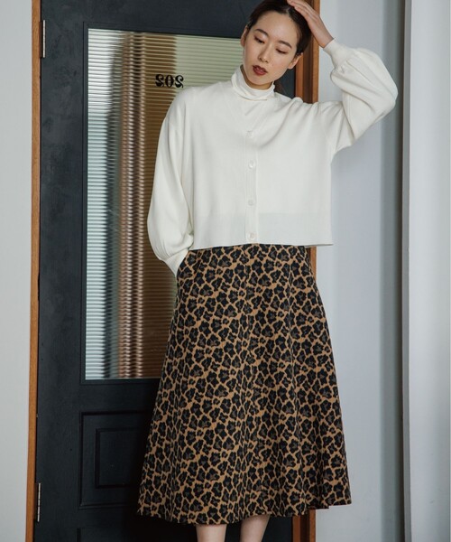 OPAQUE.CLIP（オペークドットクリップ）の「◆シルキーウールMIX Vネックカーディガン【WEB限定カラー】（カーディガン/ボレロ・レディース・ブラック/オフホワイト/ブルー/ダークオレンジ/ダークブラウン/イエロー/ベージュ系8・38/40/36）」の14枚目の写真