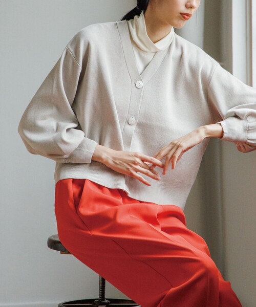 OPAQUE.CLIP（オペークドットクリップ）の「◆シルキーウールMIX Vネックカーディガン【WEB限定カラー】（カーディガン/ボレロ・レディース・ブラック/オフホワイト/ブルー/ダークオレンジ/ダークブラウン/イエロー/ベージュ系8・38/40/36）」の15枚目の写真