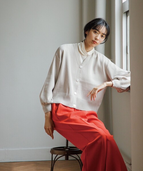 OPAQUE.CLIP（オペークドットクリップ）の「◆シルキーウールMIX Vネックカーディガン【WEB限定カラー】（カーディガン/ボレロ・レディース・ブラック/オフホワイト/ブルー/ダークオレンジ/ダークブラウン/イエロー/ベージュ系8・38/40/36）」の16枚目の写真