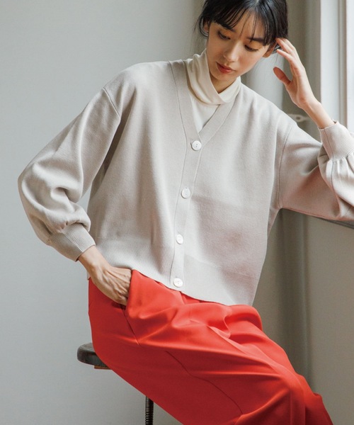 OPAQUE.CLIP（オペークドットクリップ）の「◆シルキーウールMIX Vネックカーディガン【WEB限定カラー】（カーディガン/ボレロ・レディース・ブラック/オフホワイト/ブルー/ダークオレンジ/ダークブラウン/イエロー/ベージュ系8・38/40/36）」の5枚目の写真