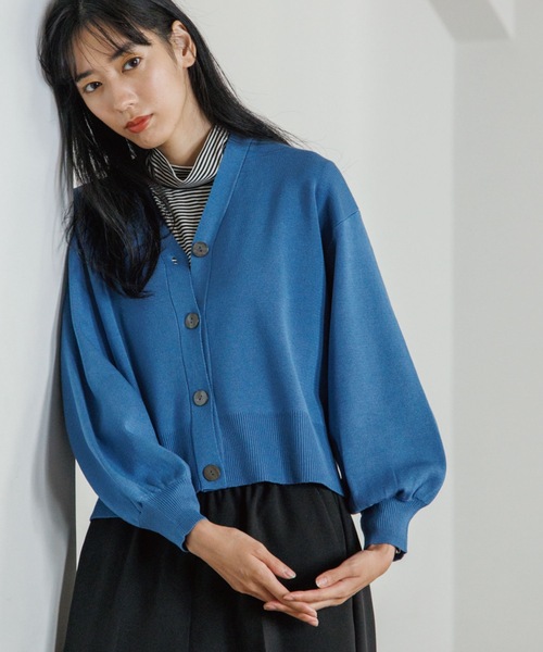 OPAQUE.CLIP（オペークドットクリップ）の「◆シルキーウールMIX Vネックカーディガン【WEB限定カラー】（カーディガン/ボレロ・レディース・ブラック/オフホワイト/ブルー/ダークオレンジ/ダークブラウン/イエロー/ベージュ系8・38/40/36）」の6枚目の写真