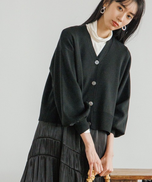 OPAQUE.CLIP（オペークドットクリップ）の「◆シルキーウールMIX Vネックカーディガン【WEB限定カラー】（カーディガン/ボレロ・レディース・ブラック/オフホワイト/ブルー/ダークオレンジ/ダークブラウン/イエロー/ベージュ系8・38/40/36）」の3枚目の写真