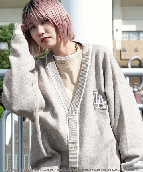 MLB（メジャーリーグベースボール）の「MLB / メジャーリーグベースボール LULU & ARNIE 別注 刺繍ロゴ ニット カーディガン（カーディガン/ボレロ・メンズ・グレー系その他2/その他1/グリーン系その他/ブルー系その他/グレー系その他/ブラック系その他2/ブラック系その他3/ブラック系その他・FREE）」の5枚目の写真