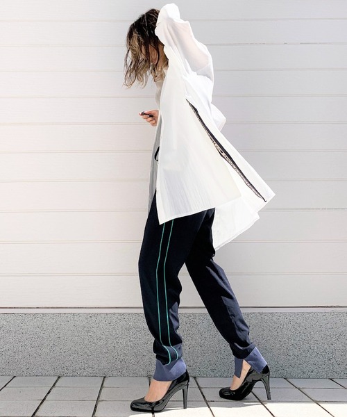 Q（キュー）の「リブベルトジョガーパンツ（その他パンツ・レディース・グレイッシュベージュ/ネイビー・MEDIUM）」の13枚目の写真