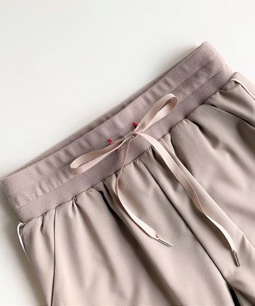 Q（キュー）の「リブベルトジョガーパンツ（その他パンツ・レディース・グレイッシュベージュ/ネイビー・MEDIUM）」の7枚目の写真