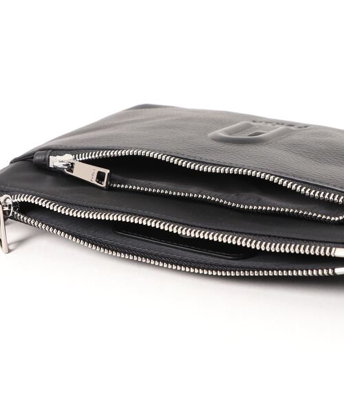 FURLA(フルラ)の「MAN URBAN CROSSBODY POUCH(ショルダーバッグ・メンズ・ブラック・ONE SIZE)」の2枚目の写真