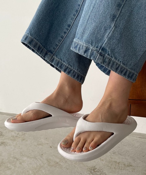 210nouve（トゥージュヌーブ）の「コンフォートトングサンダル【 ユニセックス】（サンダル・レディース・グリーン/ホワイト/ブラック/ベージュ・9/8/7/6）」の2枚目の写真