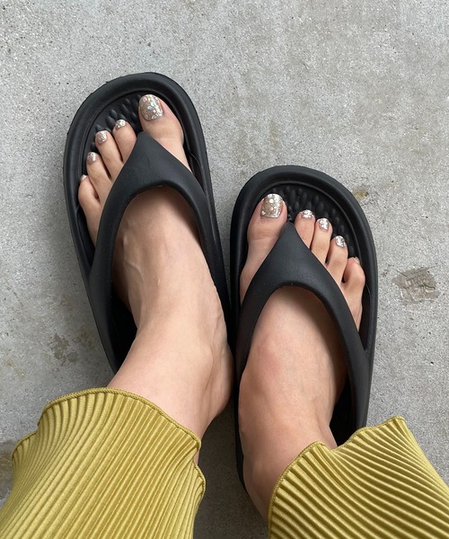 210nouve（トゥージュヌーブ）の「コンフォートトングサンダル【 ユニセックス】（サンダル・レディース・グリーン/ホワイト/ブラック/ベージュ・9/8/7/6）」の11枚目の写真