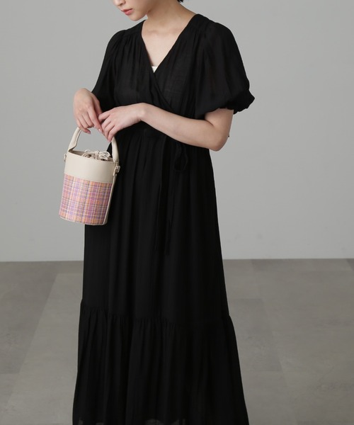 FREE'S MART（フリーズマート）の「【Sシリーズ対応】◆カシュクール半袖ティアードワンピース（ワンピース・レディース・イエロー/ブラック/ホワイト・MEDIUM/X-SMALL/SMALL）」の3枚目の写真