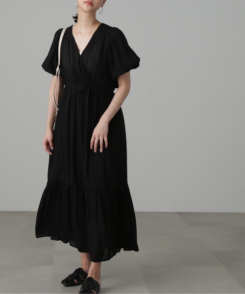 FREE'S MART（フリーズマート）の「【Sシリーズ対応】◆カシュクール半袖ティアードワンピース（ワンピース・レディース・イエロー/ブラック/ホワイト・MEDIUM/X-SMALL/SMALL）」の4枚目の写真