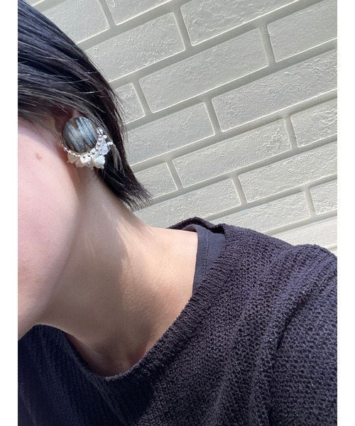 tone(トーン)の「【musk】イギリス製ボタン×シェルビーズピアス(MA)(ピアス(両耳用)・レディース・ホワイト・FREE)」の4枚目の写真