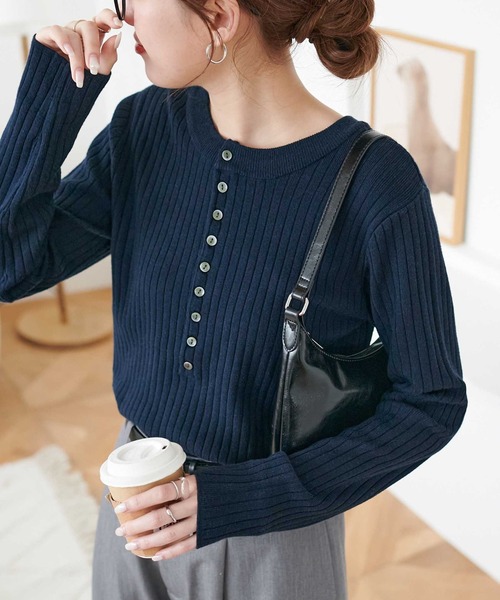 DISCOAT(ディスコート)の「【WEB限定】リブ2WAY多釦プルオーバー(ニット/セーター・レディース・ブラック/グレー/オレンジ/ブルー/アイボリー/ホワイト系その他/グリーン系その他/ネイビー/ブラウン/ブラック×ホワイト・FREE)」の8枚目の写真