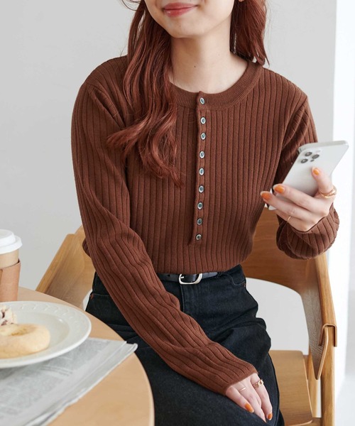 DISCOAT(ディスコート)の「【WEB限定】リブ2WAY多釦プルオーバー(ニット/セーター・レディース・ブラック/グレー/オレンジ/ブルー/アイボリー/ホワイト系その他/グリーン系その他/ネイビー/ブラウン/ブラック×ホワイト・FREE)」の6枚目の写真