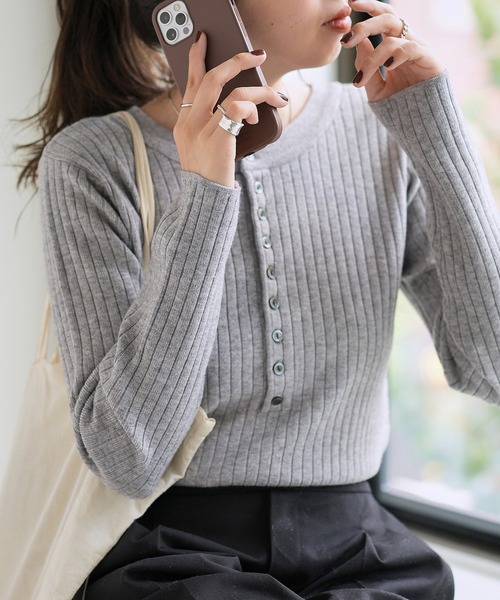 DISCOAT(ディスコート)の「【WEB限定】リブ2WAY多釦プルオーバー(ニット/セーター・レディース・ブラック/グレー/オレンジ/ブルー/アイボリー/ホワイト系その他/グリーン系その他/ネイビー/ブラウン/ブラック×ホワイト・FREE)」の9枚目の写真