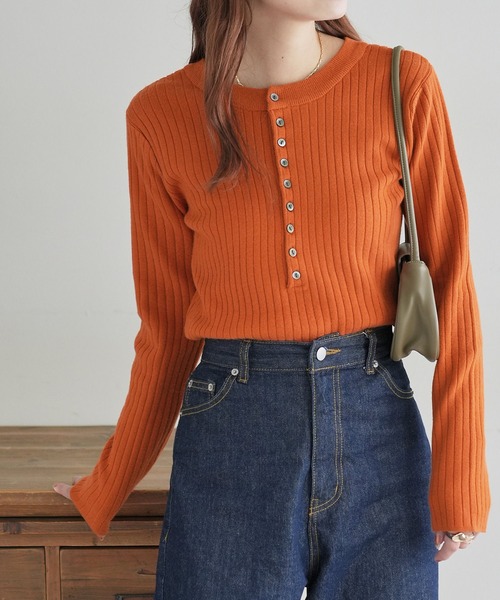 DISCOAT(ディスコート)の「【WEB限定】リブ2WAY多釦プルオーバー(ニット/セーター・レディース・ブラック/グレー/オレンジ/ブルー/アイボリー/ホワイト系その他/グリーン系その他/ネイビー/ブラウン/ブラック×ホワイト・FREE)」の12枚目の写真