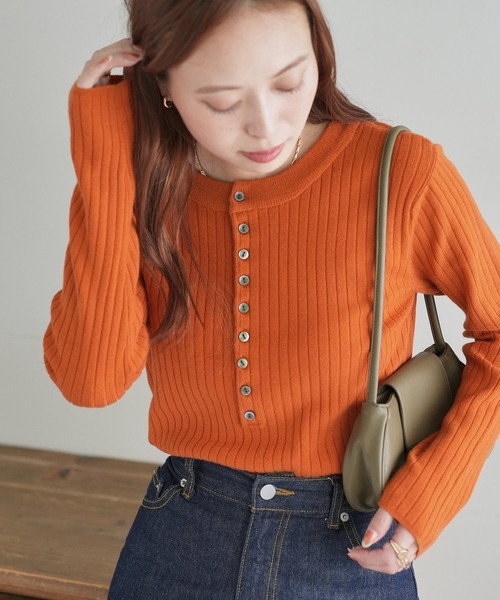 DISCOAT(ディスコート)の「【WEB限定】リブ2WAY多釦プルオーバー(ニット/セーター・レディース・ブラック/グレー/オレンジ/ブルー/アイボリー/ホワイト系その他/グリーン系その他/ネイビー/ブラウン/ブラック×ホワイト・FREE)」の13枚目の写真