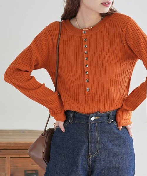 DISCOAT(ディスコート)の「【WEB限定】リブ2WAY多釦プルオーバー(ニット/セーター・レディース・ブラック/グレー/オレンジ/ブルー/アイボリー/ホワイト系その他/グリーン系その他/ネイビー/ブラウン/ブラック×ホワイト・FREE)」の14枚目の写真