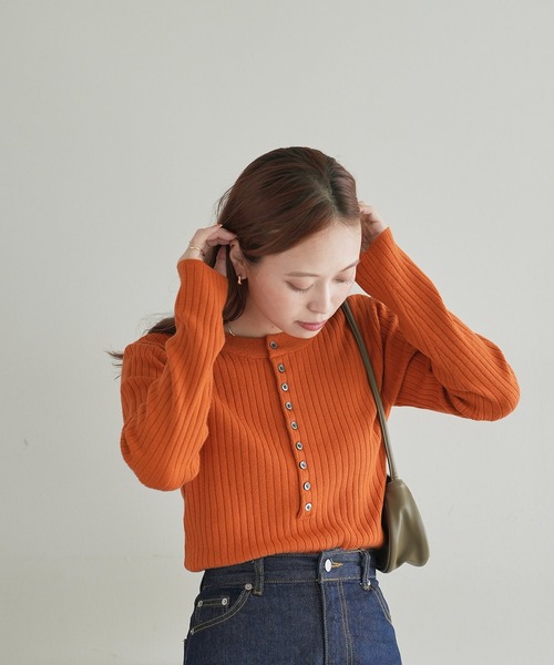 DISCOAT(ディスコート)の「【WEB限定】リブ2WAY多釦プルオーバー(ニット/セーター・レディース・ブラック/グレー/オレンジ/ブルー/アイボリー/ホワイト系その他/グリーン系その他/ネイビー/ブラウン/ブラック×ホワイト・FREE)」の15枚目の写真