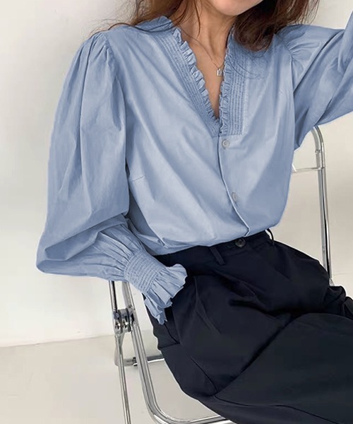 ad thie(アドティエ)の「Vネック シャーリング パフブラウス(シャツ/ブラウス・レディース・オフホワイト/ライトブルー・FREE)」の7枚目の写真