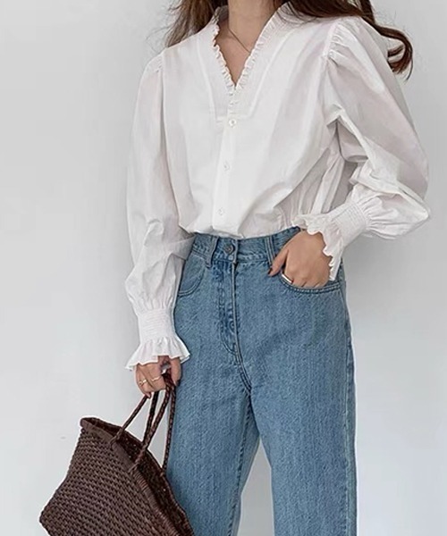 ad thie(アドティエ)の「Vネック シャーリング パフブラウス(シャツ/ブラウス・レディース・オフホワイト/ライトブルー・FREE)」の3枚目の写真