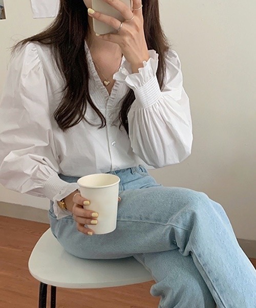 ad thie(アドティエ)の「Vネック シャーリング パフブラウス(シャツ/ブラウス・レディース・オフホワイト/ライトブルー・FREE)」の4枚目の写真