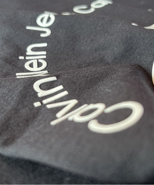 Calvin Klein Jeans（カルヴァンクラインジーンズ）の「Calvin Klein / カルバンクライン monogram circle logo crewneck モノグラム サークルロゴ ラバープリント 半袖クルーTシャツ（Tシャツ/カットソー・メンズ・ブラック・M/L/XL）」の2枚目の写真
