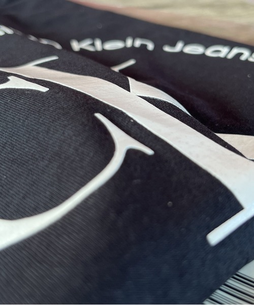Calvin Klein Jeans（カルヴァンクラインジーンズ）の「Calvin Klein / カルバンクライン monogram circle logo crewneck モノグラム サークルロゴ ラバープリント 半袖クルーTシャツ（Tシャツ/カットソー・メンズ・ブラック・M/L/XL）」の3枚目の写真