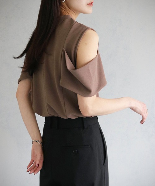 cheriella（シェリエラ）の「【cheriella】WEB限定カットジョーゼットオフショルデザイントップス（Tシャツ/カットソー・レディース・ブラック/オフホワイト/ブラウン・M）」の3枚目の写真