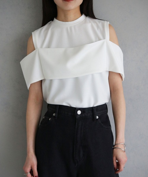 cheriella（シェリエラ）の「【cheriella】WEB限定カットジョーゼットオフショルデザイントップス（Tシャツ/カットソー・レディース・ブラック/オフホワイト/ブラウン・M）」の9枚目の写真