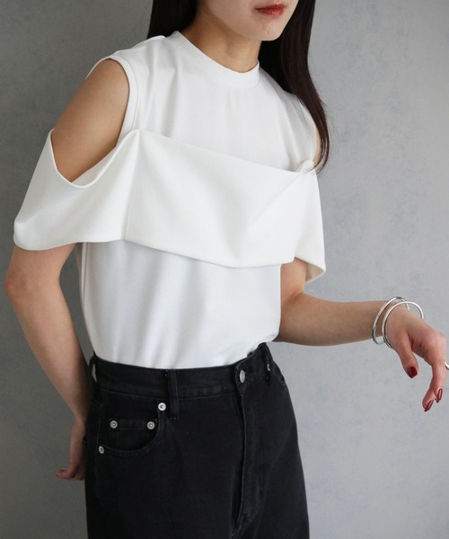 cheriella（シェリエラ）の「【cheriella】WEB限定カットジョーゼットオフショルデザイントップス（Tシャツ/カットソー・レディース・ブラック/オフホワイト/ブラウン・M）」の11枚目の写真