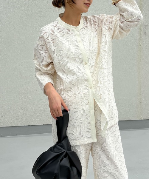 KBF(ケイビーエフ)の「シアーカットJQバンドカラーシャツ(シャツ/ブラウス・レディース・チャコールグレー/アイボリー・ONE)」の14枚目の写真