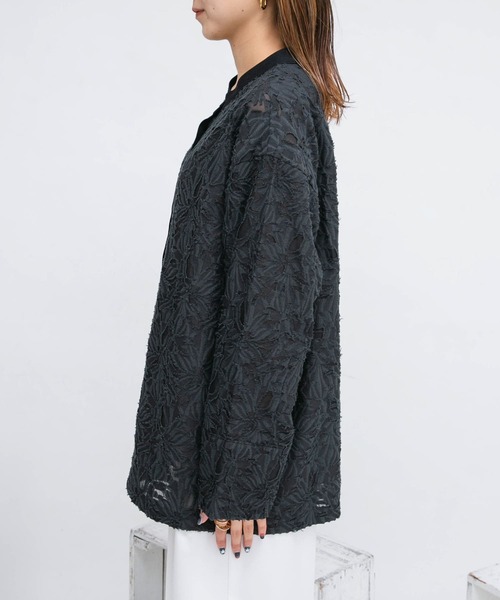 KBF(ケイビーエフ)の「シアーカットJQバンドカラーシャツ(シャツ/ブラウス・レディース・チャコールグレー/アイボリー・ONE)」の5枚目の写真