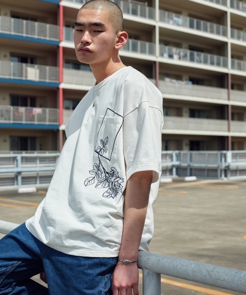 rehacer(レアセル)の「rehacer : Flower Slant Pocket CS / フラワー スラント ポケットカットソー(Tシャツ/カットソー・メンズ・ブラック/ホワイト・SMALL/MEDIUM/X-LARGE/LARGE)」の3枚目の写真