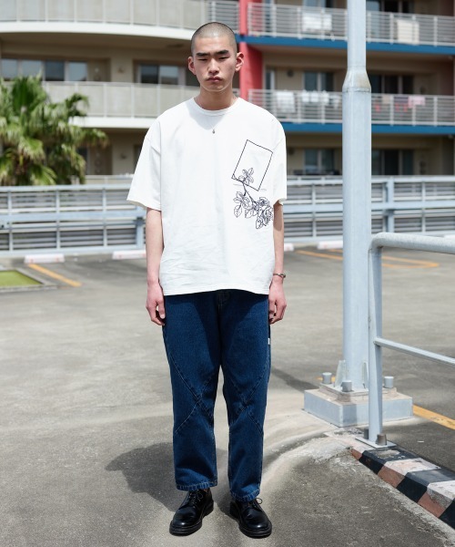 rehacer(レアセル)の「rehacer : Flower Slant Pocket CS / フラワー スラント ポケットカットソー(Tシャツ/カットソー・メンズ・ブラック/ホワイト・SMALL/MEDIUM/X-LARGE/LARGE)」の4枚目の写真