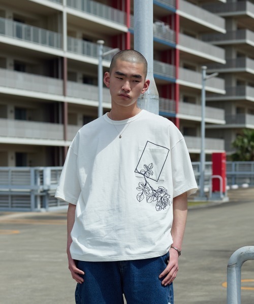 rehacer(レアセル)の「rehacer : Flower Slant Pocket CS / フラワー スラント ポケットカットソー(Tシャツ/カットソー・メンズ・ブラック/ホワイト・SMALL/MEDIUM/X-LARGE/LARGE)」の5枚目の写真