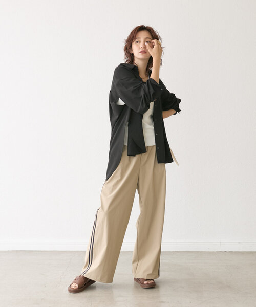 RIVE DROITE（リヴドロワ）の「【MONN.:.(モン)】スリットシャツ（シャツ/ブラウス・レディース・ブラウン/ブラック・FREE）」の3枚目の写真