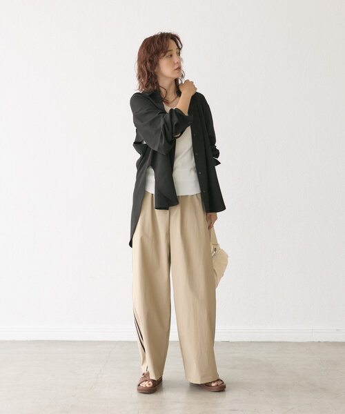 RIVE DROITE（リヴドロワ）の「【MONN.:.(モン)】スリットシャツ（シャツ/ブラウス・レディース・ブラウン/ブラック・FREE）」の4枚目の写真