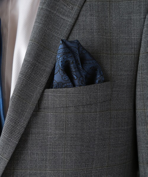 CROWDED CLOSET（クラウデッドクローゼット）の「シャドーペイズリー柄チーフ（同素材ネクタイ・ボウタイあり）（ポケットチーフ・メンズ・シルバー/ボルドー/オレンジ/ブルー・FREE）」の5枚目の写真