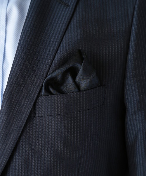 CROWDED CLOSET（クラウデッドクローゼット）の「シャドーペイズリー柄チーフ（同素材ネクタイ・ボウタイあり）（ポケットチーフ・メンズ・シルバー/ボルドー/オレンジ/ブルー・FREE）」の6枚目の写真