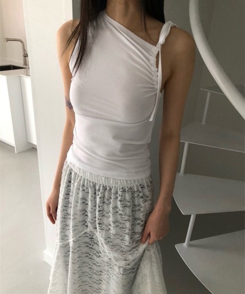 LYEON(リヨン)の「アシメリボンショルダーノースリトップス/デザインキャミソール(キャミソール・レディース・ブラック/オフホワイト・FREE)」の2枚目の写真