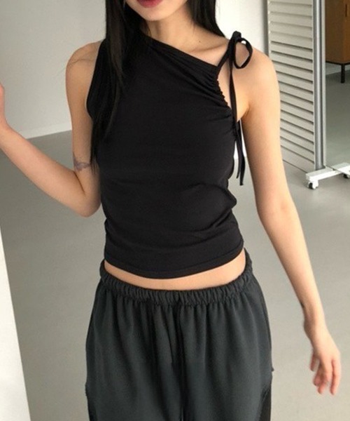 LYEON(リヨン)の「アシメリボンショルダーノースリトップス/デザインキャミソール(キャミソール・レディース・ブラック/オフホワイト・FREE)」の5枚目の写真