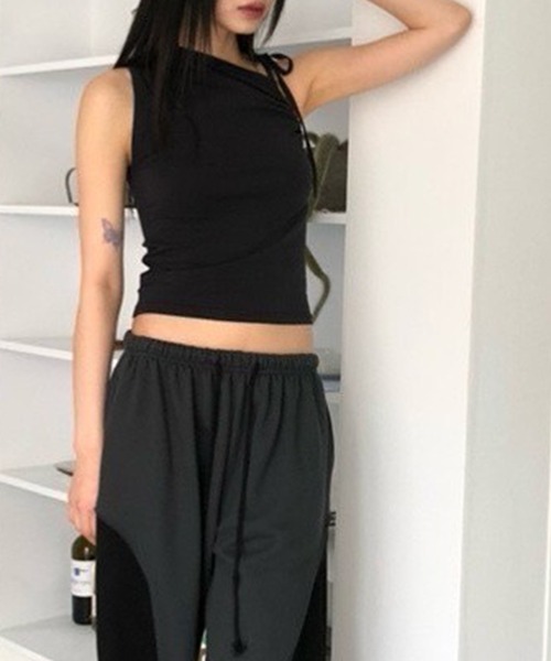 LYEON(リヨン)の「アシメリボンショルダーノースリトップス/デザインキャミソール(キャミソール・レディース・ブラック/オフホワイト・FREE)」の6枚目の写真