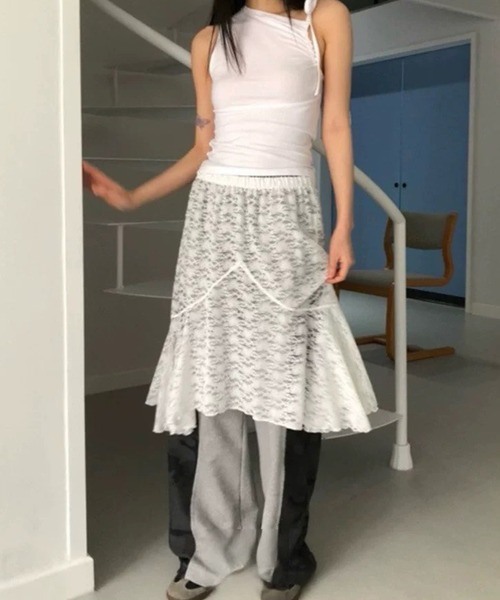 LYEON(リヨン)の「アシメリボンショルダーノースリトップス/デザインキャミソール(キャミソール・レディース・ブラック/オフホワイト・FREE)」の8枚目の写真