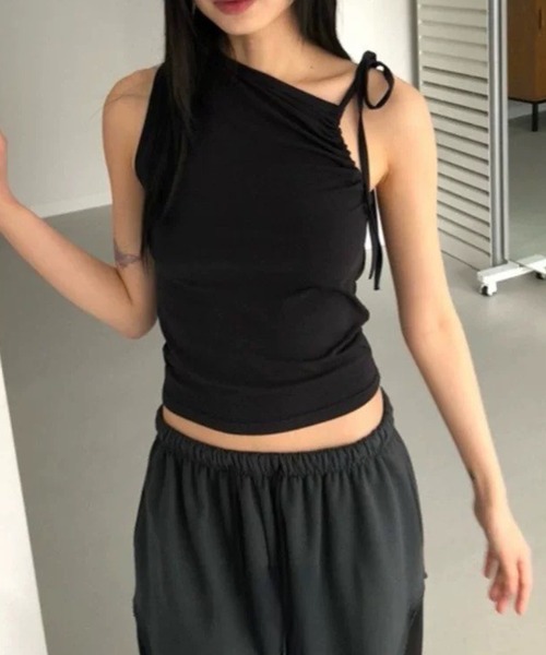 LYEON(リヨン)の「アシメリボンショルダーノースリトップス/デザインキャミソール(キャミソール・レディース・ブラック/オフホワイト・FREE)」の10枚目の写真