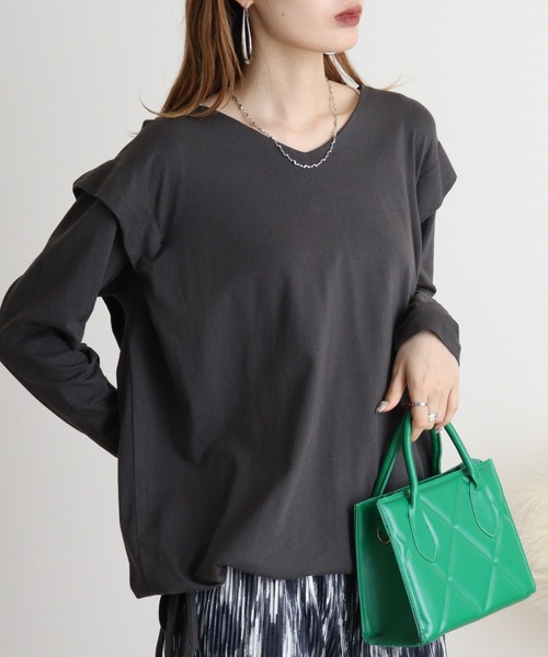 atONE(アットワン)の「atONE タックディテールリボンVネックカットソー(Tシャツ/カットソー・レディース・オフホワイト/ブラック/グレイッシュベージュ/カーキ/チャコールグレー・M-L/4L~5L/LL~3L)」の3枚目の写真